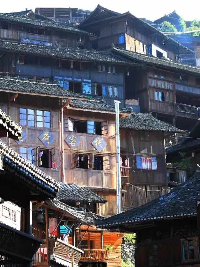 李叔同带着母亲的棺椁回到老家，族人不让从正门进，李：谁敢拦？